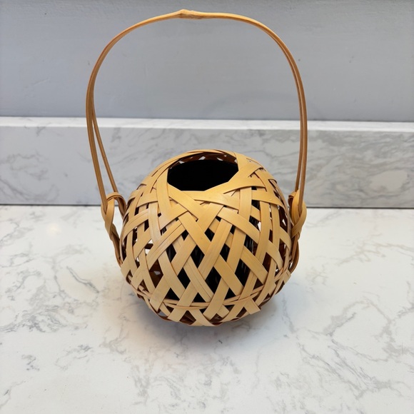 Japanese Handwoven Bamboo Basket Vase- Small Kago Ikebana vase - Picture 4 of 12
